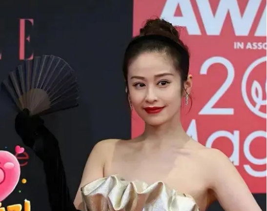 法令纹、黑眼圈,脸垮脱妆,女星熬夜走红毯的生图,给我看愣了 法令纹、黑眼圈,脸垮脱妆,女星熬夜走红毯的生图,给我看愣了