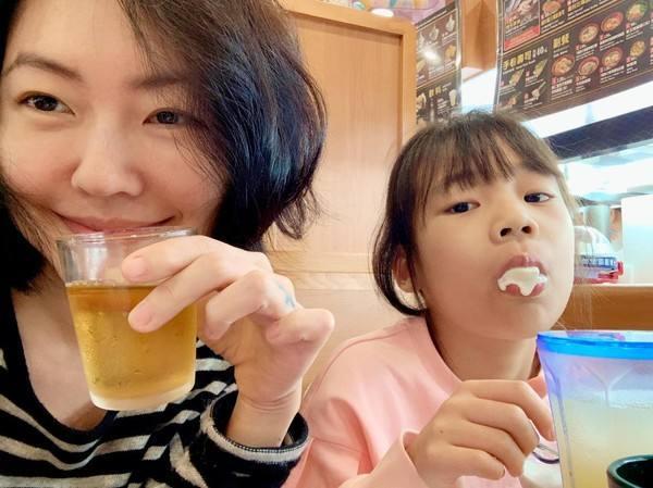 小s晒小女儿萌照许老三吐舌卖萌脚踩高跟鞋凹造型超自信