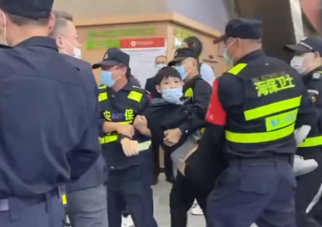 曝广州车展小鹏展台出现维权,车主被“抬四肢”拖走!官方回应了休闲区蓝鸢梦想 - Www.slyday.coM 曝广州车展小鹏展台出现维权,车主被“抬四肢”拖走!官方回应了休闲区蓝鸢梦想 - Www.slyday.coM