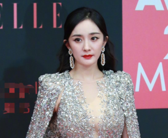 法令纹、黑眼圈,脸垮脱妆,女星熬夜走红毯的生图,给我看愣了 法令纹、黑眼圈,脸垮脱妆,女星熬夜走红毯的生图,给我看愣了