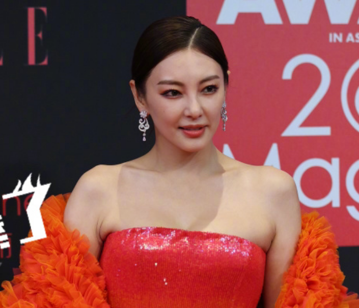 法令纹、黑眼圈,脸垮脱妆,女星熬夜走红毯的生图,给我看愣了 法令纹、黑眼圈,脸垮脱妆,女星熬夜走红毯的生图,给我看愣了