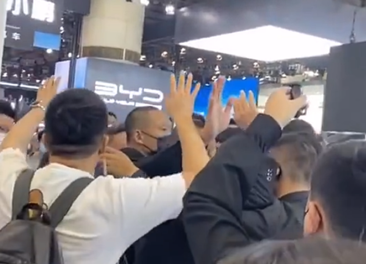 曝广州车展小鹏展台出现维权,车主被“抬四肢”拖走!官方回应了休闲区蓝鸢梦想 - Www.slyday.coM 曝广州车展小鹏展台出现维权,车主被“抬四肢”拖走!官方回应了休闲区蓝鸢梦想 - Www.slyday.coM