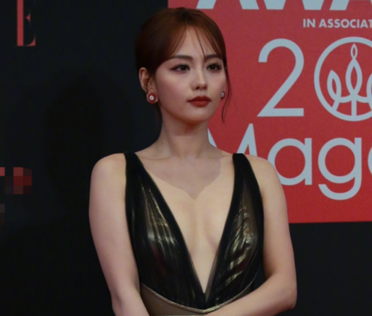 法令纹、黑眼圈,脸垮脱妆,女星熬夜走红毯的生图,给我看愣了 法令纹、黑眼圈,脸垮脱妆,女星熬夜走红毯的生图,给我看愣了