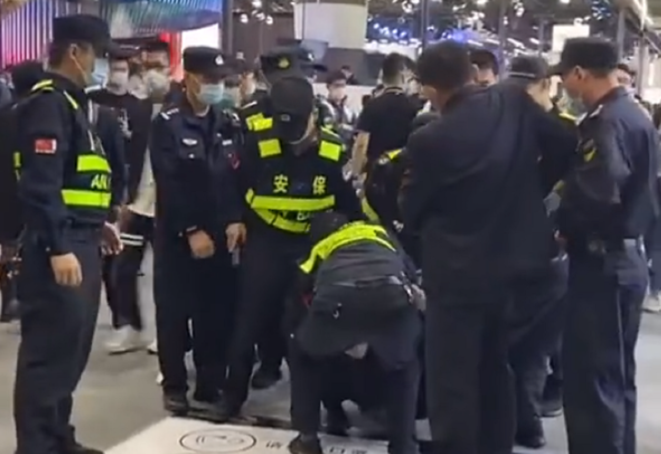 曝广州车展小鹏展台出现维权,车主被“抬四肢”拖走!官方回应了休闲区蓝鸢梦想 - Www.slyday.coM 曝广州车展小鹏展台出现维权,车主被“抬四肢”拖走!官方回应了休闲区蓝鸢梦想 - Www.slyday.coM