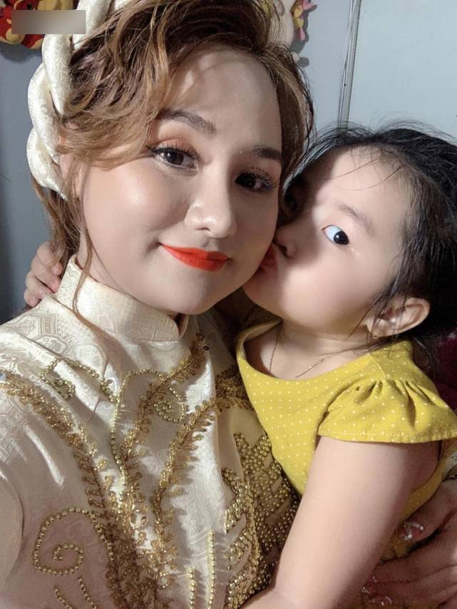 越南单亲妈改嫁女儿哭求别走,影片疯传被闹爆,事主受访结局逆转