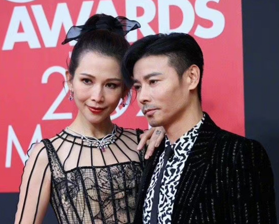 法令纹、黑眼圈,脸垮脱妆,女星熬夜走红毯的生图,给我看愣了 法令纹、黑眼圈,脸垮脱妆,女星熬夜走红毯的生图,给我看愣了