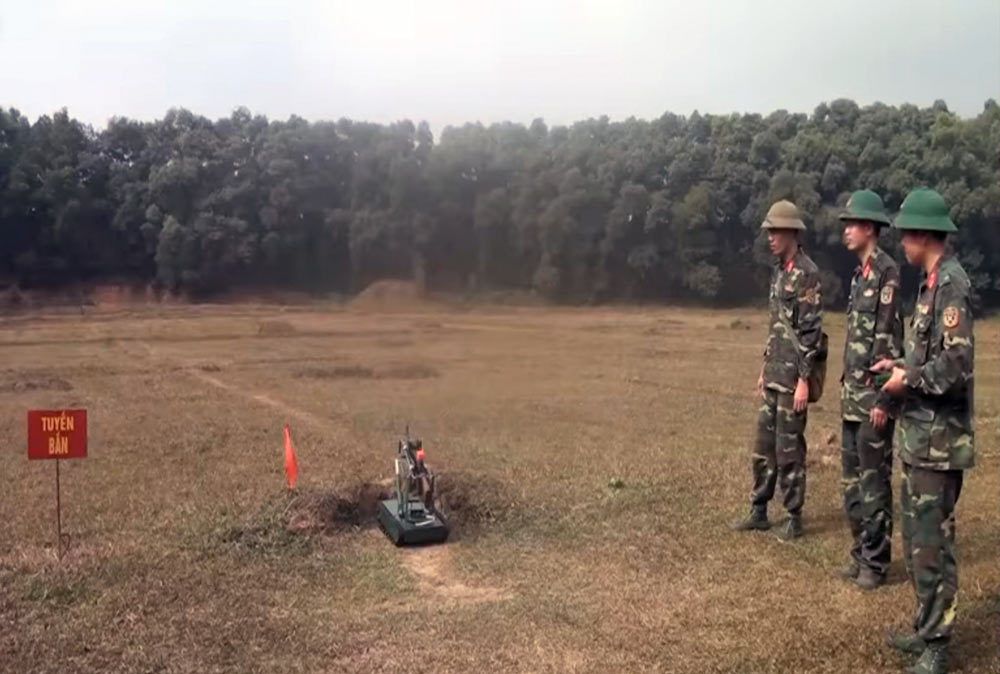 越南军队测试新型无人车辆 市售零件拼凑而成 AK步枪就让它翻车