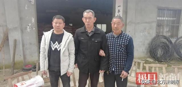 湖北小伙在街头“捡”回一聋哑汉!12年后,这一幕让人泪奔休闲区蓝鸢梦想 - Www.slyday.coM 湖北小伙在街头“捡”回一聋哑汉!12年后,这一幕让人泪奔休闲区蓝鸢梦想 - Www.slyday.coM