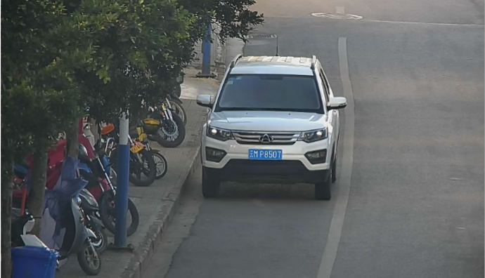 11月11日地点:宝盖路与同丰路交叉口以北300米西侧北违法行为:车牌号