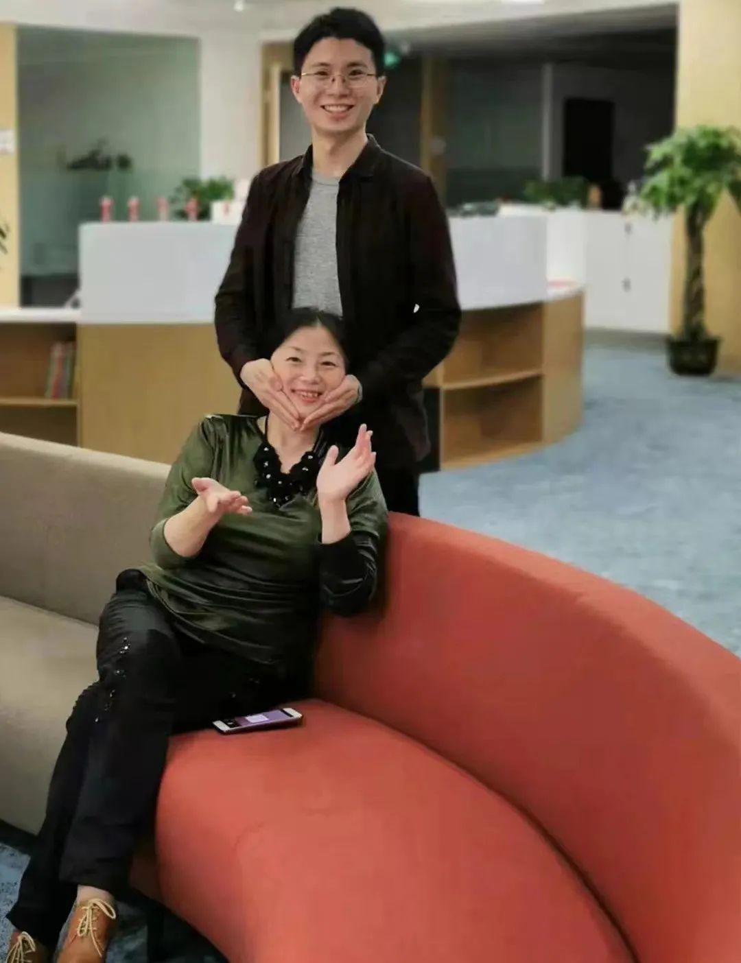 “妈妈第一次出国,竟是参加你的葬礼”休闲区蓝鸢梦想 - Www.slyday.coM “妈妈第一次出国,竟是参加你的葬礼”休闲区蓝鸢梦想 - Www.slyday.coM