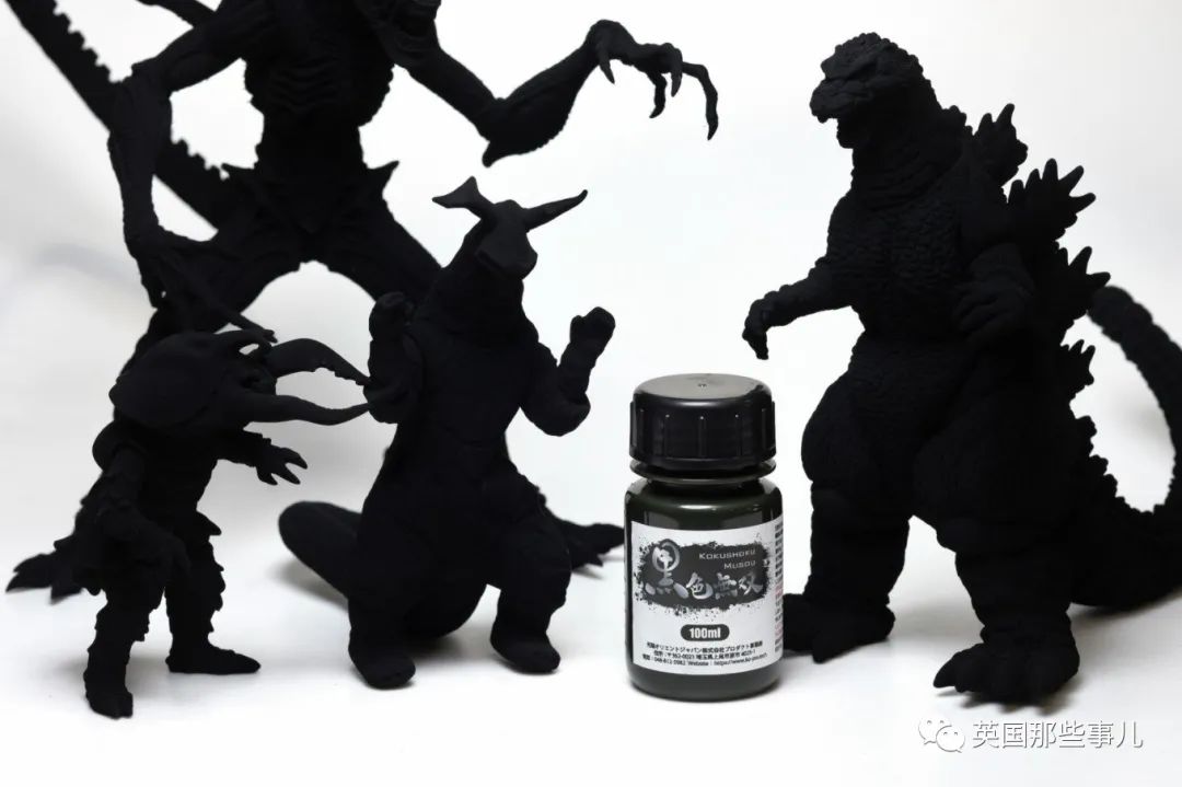 他用全世界最黑的涂料刷了一整间房，看起来就是外太空黑洞啊！