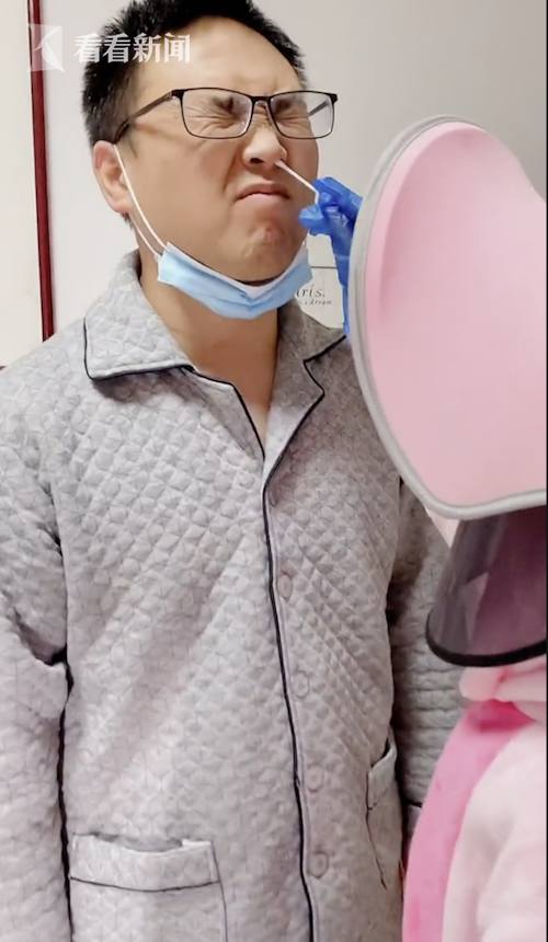 有模有样!6岁萌娃给玩偶排队做核酸检测 妈妈:平时就喜欢模仿休闲区蓝鸢梦想 - Www.slyday.coM 有模有样!6岁萌娃给玩偶排队做核酸检测 妈妈:平时就喜欢模仿休闲区蓝鸢梦想 - Www.slyday.coM