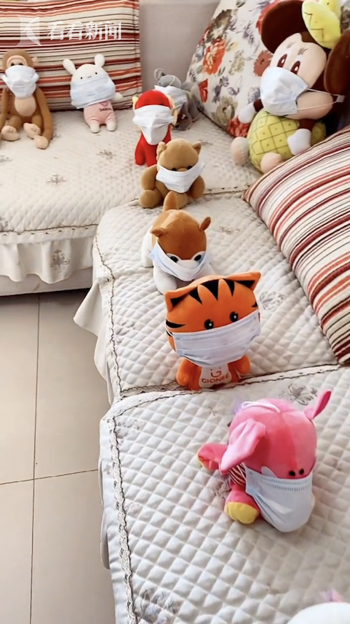 有模有样!6岁萌娃给玩偶排队做核酸检测 妈妈:平时就喜欢模仿休闲区蓝鸢梦想 - Www.slyday.coM 有模有样!6岁萌娃给玩偶排队做核酸检测 妈妈:平时就喜欢模仿休闲区蓝鸢梦想 - Www.slyday.coM