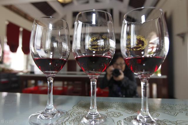 喝葡萄酒时,这9个注意事项要牢记,不然会被人笑话,长知识了休闲区蓝鸢梦想 - Www.slyday.coM 喝葡萄酒时,这9个注意事项要牢记,不然会被人笑话,长知识了休闲区蓝鸢梦想 - Www.slyday.coM