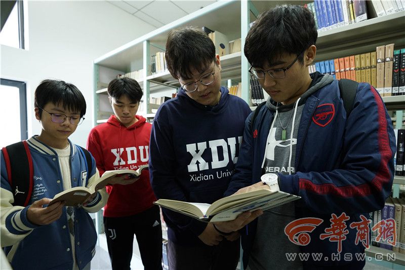 西电8名大学生将1.5万元奖学金 捐给蒲城一学校贫困中小学生休闲区蓝鸢梦想 - Www.slyday.coM 西电8名大学生将1.5万元奖学金 捐给蒲城一学校贫困中小学生休闲区蓝鸢梦想 - Www.slyday.coM