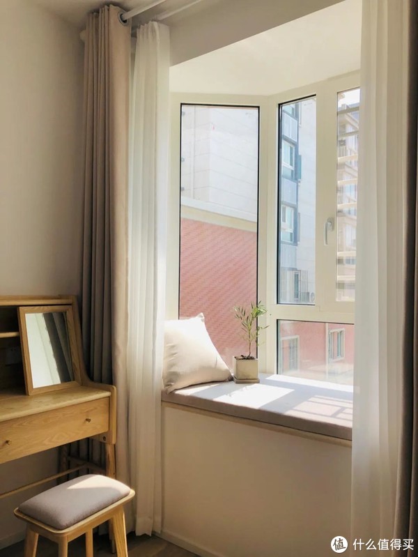 鸡肋飘窗改造:冬季暖阳中的小憩之地,这样设计邻居都羡慕哭了!休闲区蓝鸢梦想 - Www.slyday.coM 鸡肋飘窗改造:冬季暖阳中的小憩之地,这样设计邻居都羡慕哭了!休闲区蓝鸢梦想 - Www.slyday.coM