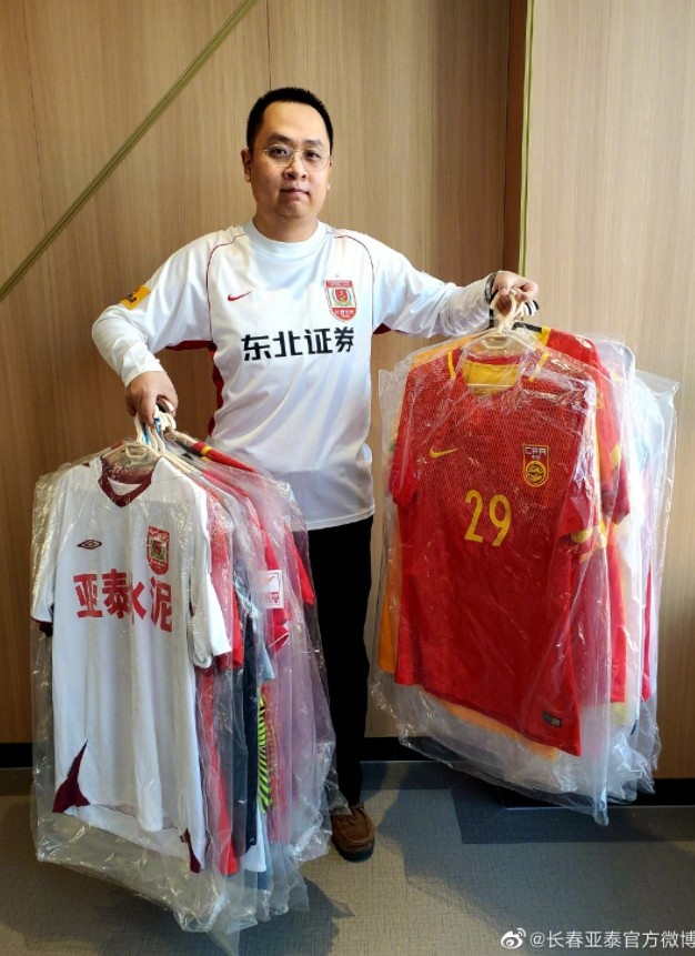 亚泰荣誉室建设收到首批捐赠 铁杆球迷田文博捐出7件老球衣休闲区蓝鸢梦想 - Www.slyday.coM 亚泰荣誉室建设收到首批捐赠 铁杆球迷田文博捐出7件老球衣休闲区蓝鸢梦想 - Www.slyday.coM