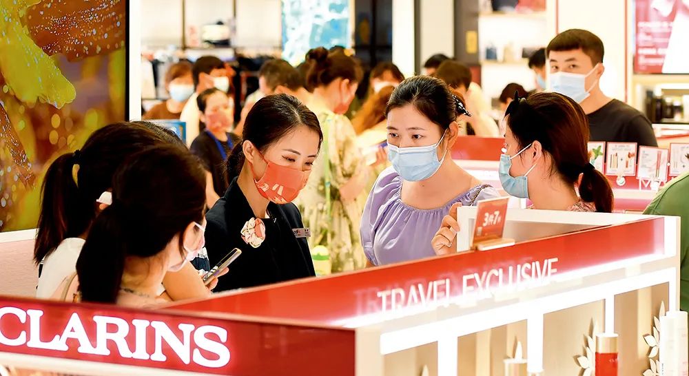 ▲ 2021年10月1日,游客在中免集团海口日月广场免税店采购免税品杨冠宇/摄
