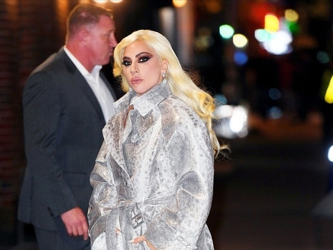 Lady Gaga穿大衣不拘小节，银色蟒纹挺吸睛，普通小个子真不敢穿