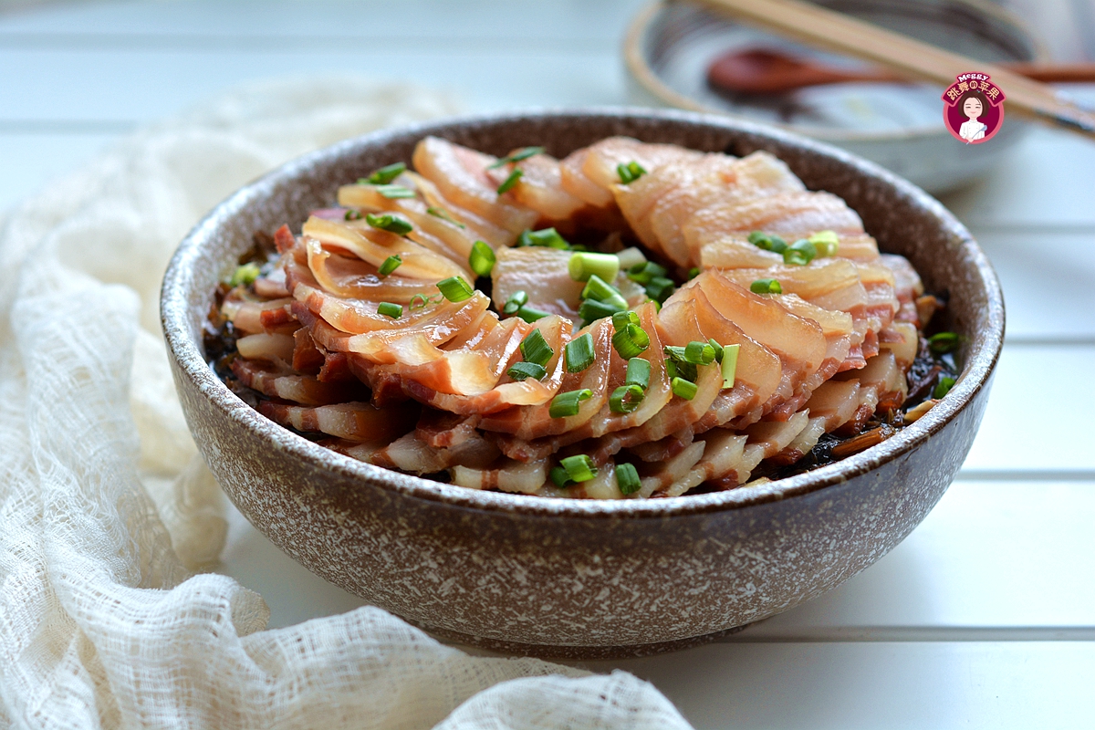 咸香味美的雪里蕻蒸腊肉，肥而不腻，做法简单又好吃