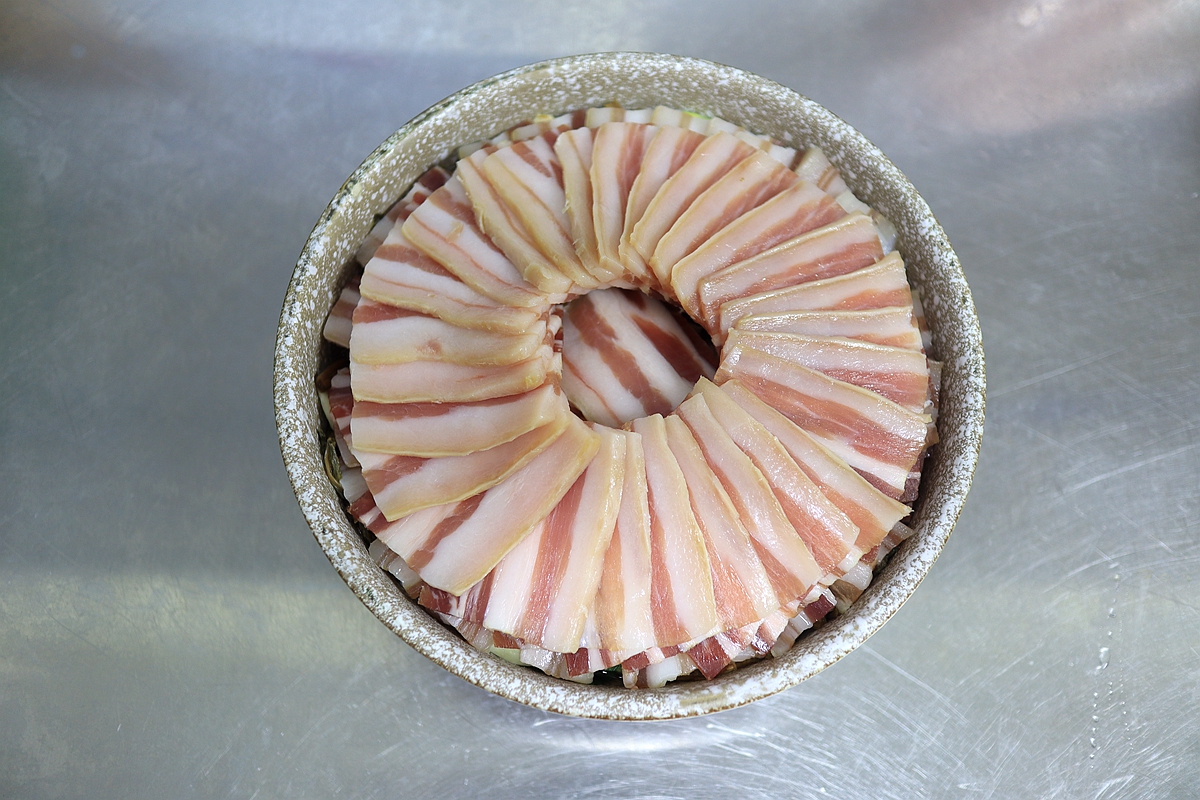 咸香味美的雪里蕻蒸腊肉，肥而不腻，做法简单又好吃