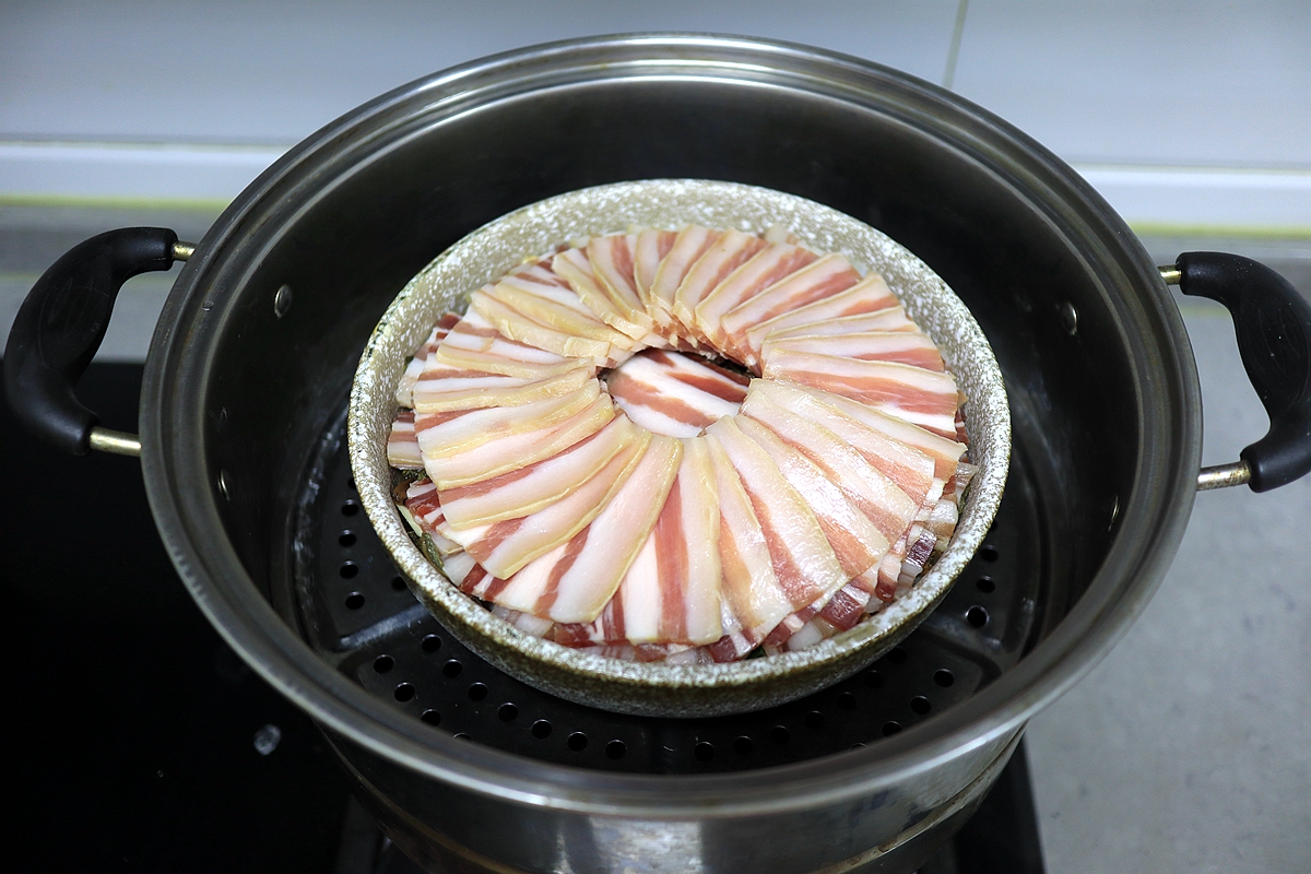 咸香味美的雪里蕻蒸腊肉，肥而不腻，做法简单又好吃