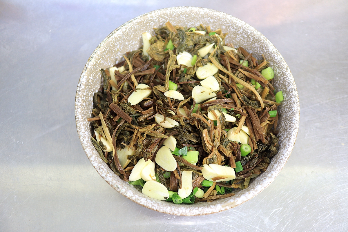 咸香味美的雪里蕻蒸腊肉，肥而不腻，做法简单又好吃