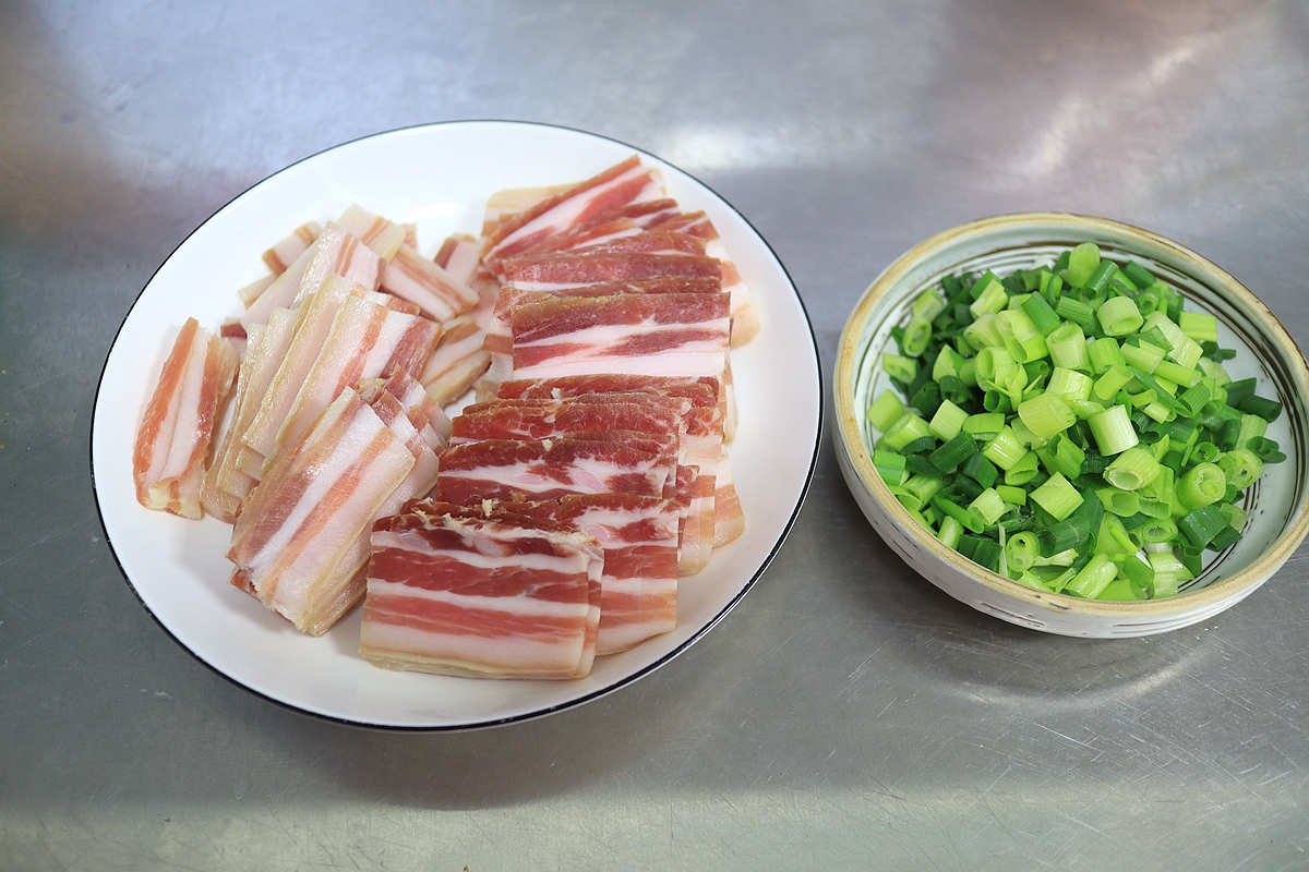 咸香味美的雪里蕻蒸腊肉，肥而不腻，做法简单又好吃