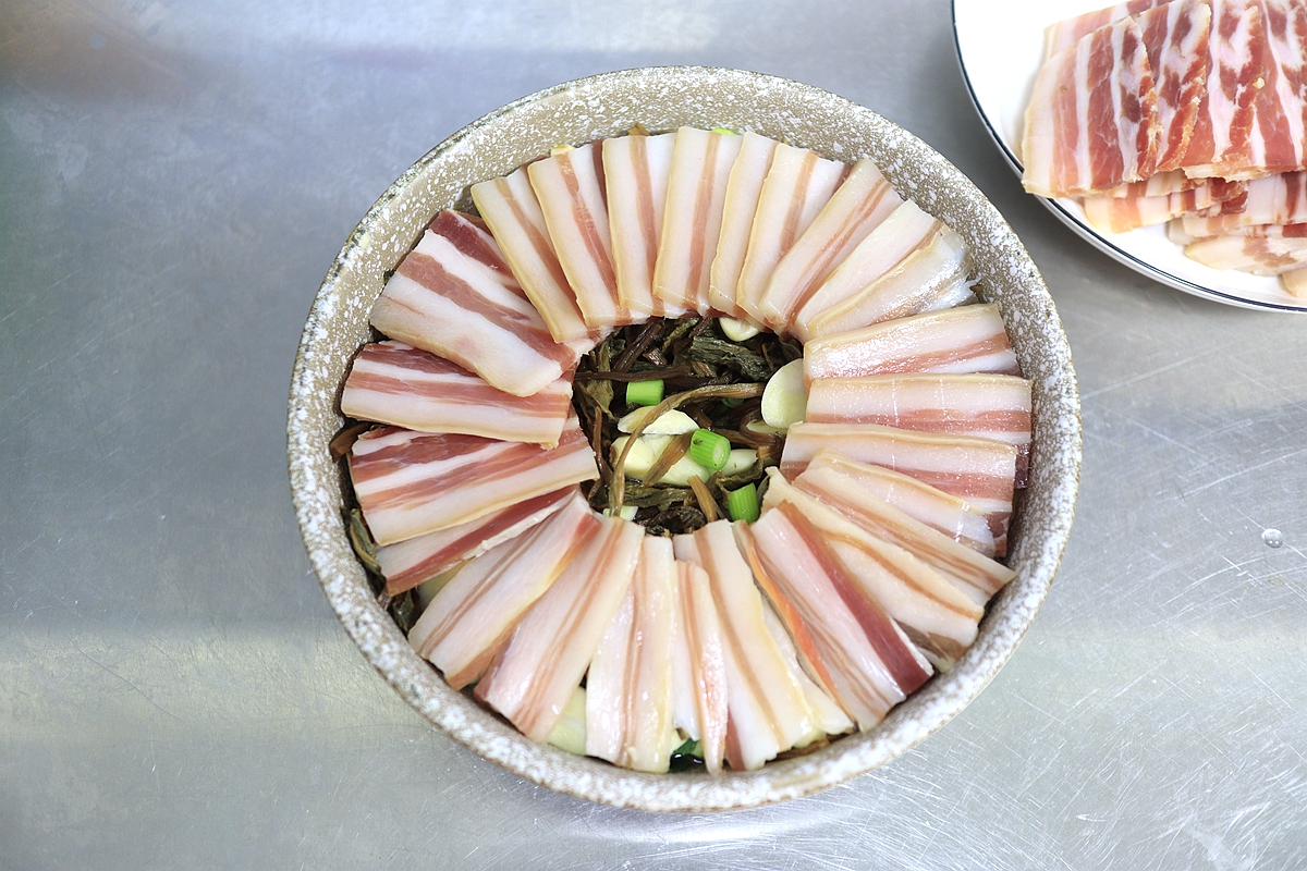 咸香味美的雪里蕻蒸腊肉，肥而不腻，做法简单又好吃