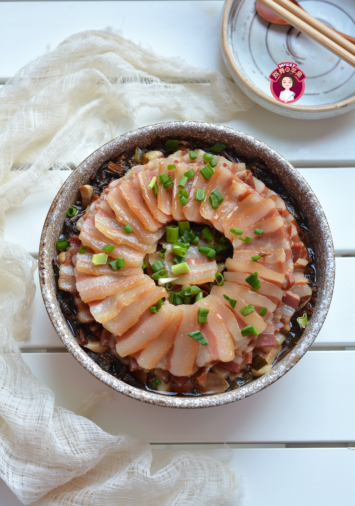 咸香味美的雪里蕻蒸腊肉，肥而不腻，做法简单又好吃