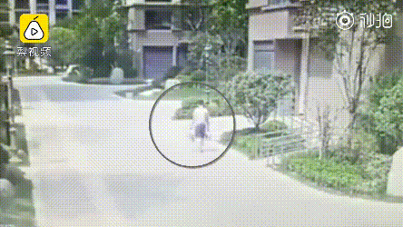 湖南湘潭一男子拍到邻居从21楼高空抛物,兴奋大喊:我终于拍到了休闲区蓝鸢梦想 - Www.slyday.coM 湖南湘潭一男子拍到邻居从21楼高空抛物,兴奋大喊:我终于拍到了休闲区蓝鸢梦想 - Www.slyday.coM