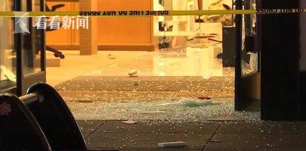 旧金山LV专卖店遭抢劫 劫匪怀抱大堆奢侈品跑出休闲区蓝鸢梦想 - Www.slyday.coM 旧金山LV专卖店遭抢劫 劫匪怀抱大堆奢侈品跑出休闲区蓝鸢梦想 - Www.slyday.coM