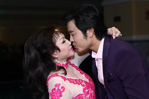 越南小伙与大32岁富婆交往5年后分手,如今与年轻新女友秀恩爱