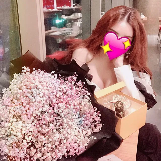 越南小伙与大32岁富婆交往5年后分手,如今与年轻新女友秀恩爱