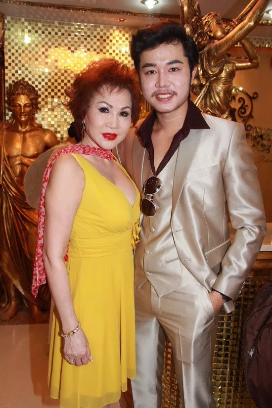 越南小伙与大32岁富婆交往5年后分手,如今与年轻新女友秀恩爱