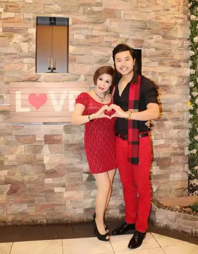 越南小伙与大32岁富婆交往5年后分手,如今与年轻新女友秀恩爱