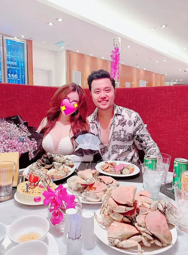 越南小伙与大32岁富婆交往5年后分手,如今与年轻新女友秀恩爱