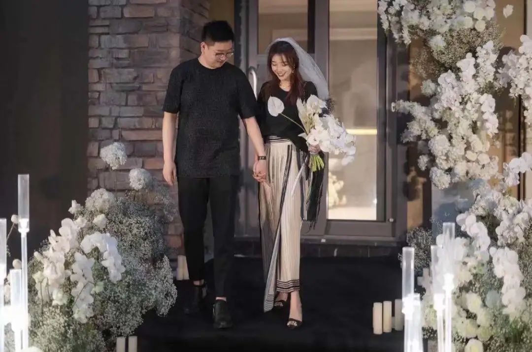 太离谱!和外公合影都能被造谣“老夫老妻”?当事人发声:绝不姑息!休闲区蓝鸢梦想 - Www.slyday.coM 太离谱!和外公合影都能被造谣“老夫老妻”?当事人发声:绝不姑息!休闲区蓝鸢梦想 - Www.slyday.coM