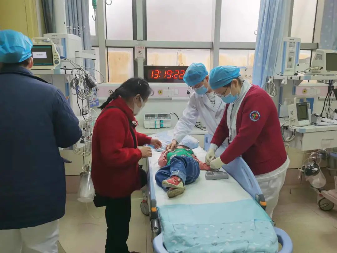 一岁半孩子抽搐倒地!危急时刻,她接过孩子,跑得比亲妈还快!休闲区蓝鸢梦想 - Www.slyday.coM 一岁半孩子抽搐倒地!危急时刻,她接过孩子,跑得比亲妈还快!休闲区蓝鸢梦想 - Www.slyday.coM