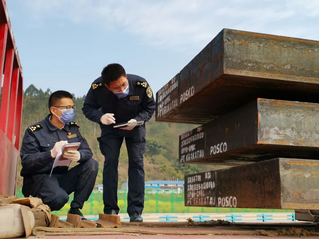 重庆海关关员现场监管进口板坯。重庆海关供图