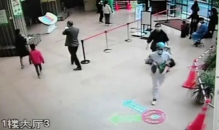 一岁半孩子抽搐倒地!危急时刻,她接过孩子,跑得比亲妈还快!休闲区蓝鸢梦想 - Www.slyday.coM 一岁半孩子抽搐倒地!危急时刻,她接过孩子,跑得比亲妈还快!休闲区蓝鸢梦想 - Www.slyday.coM