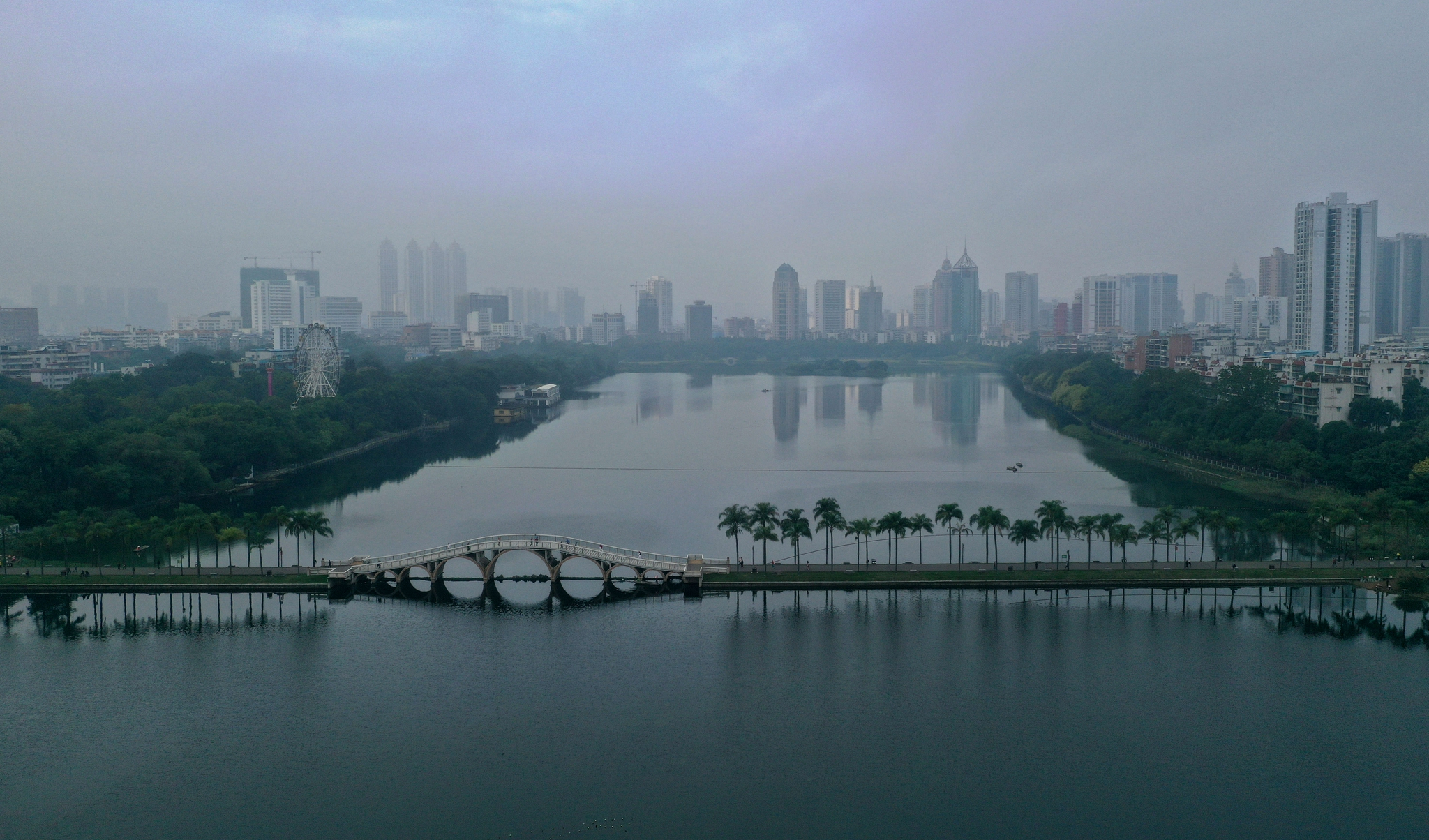 连日来,广西南宁市出现雨雾天气,城市景观笼罩在烟雨中,别具韵味.
