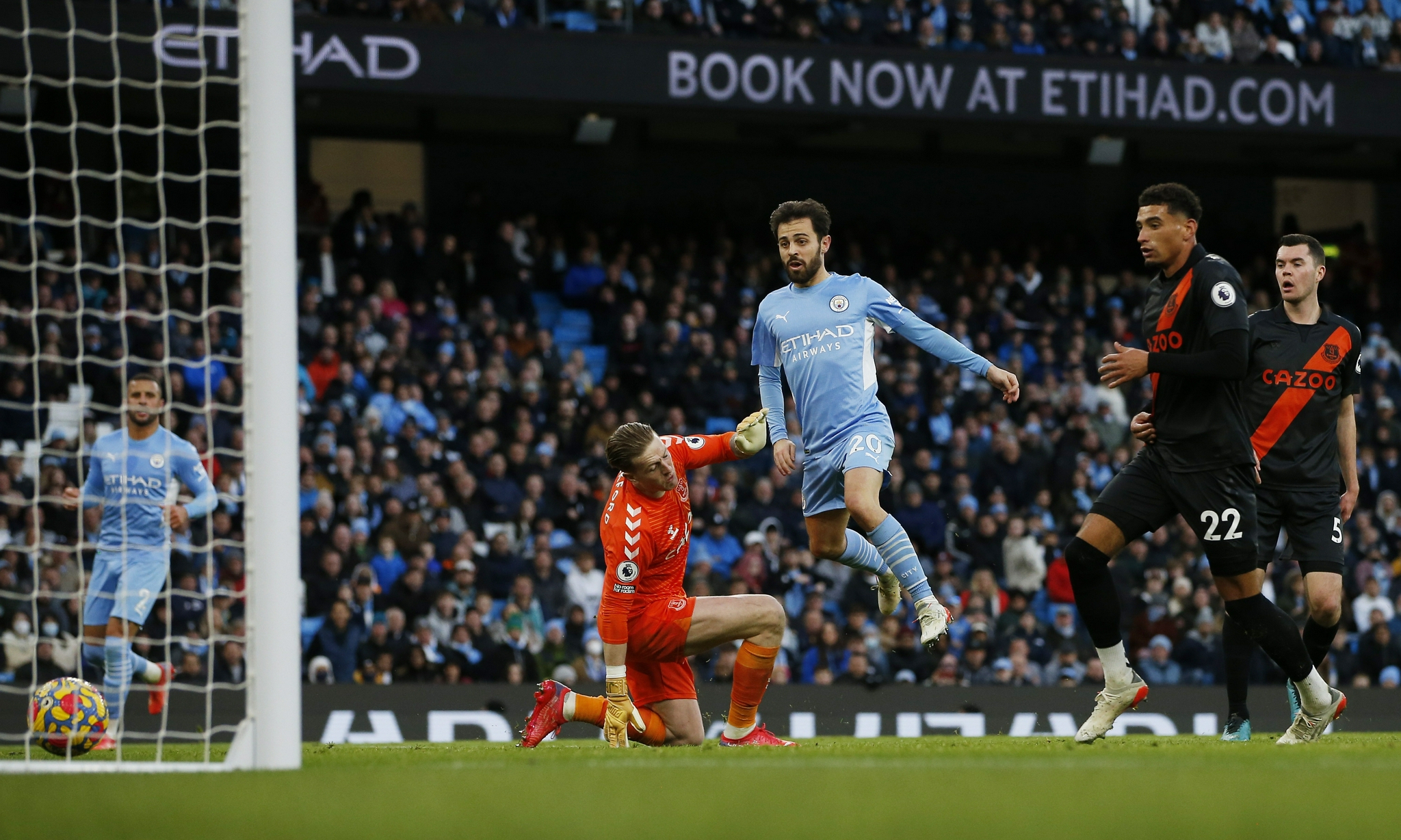 11月21日,曼城队球员贝尔纳多·席尔瓦在比赛中庆祝进球.