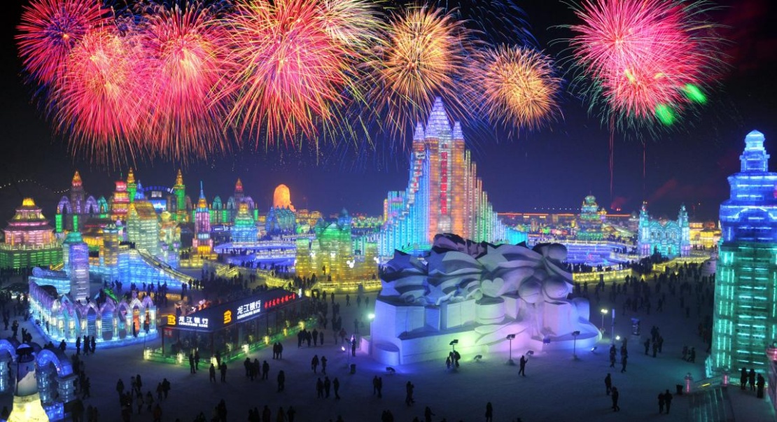冰雪大世界打造梦幻奇迹之夜。