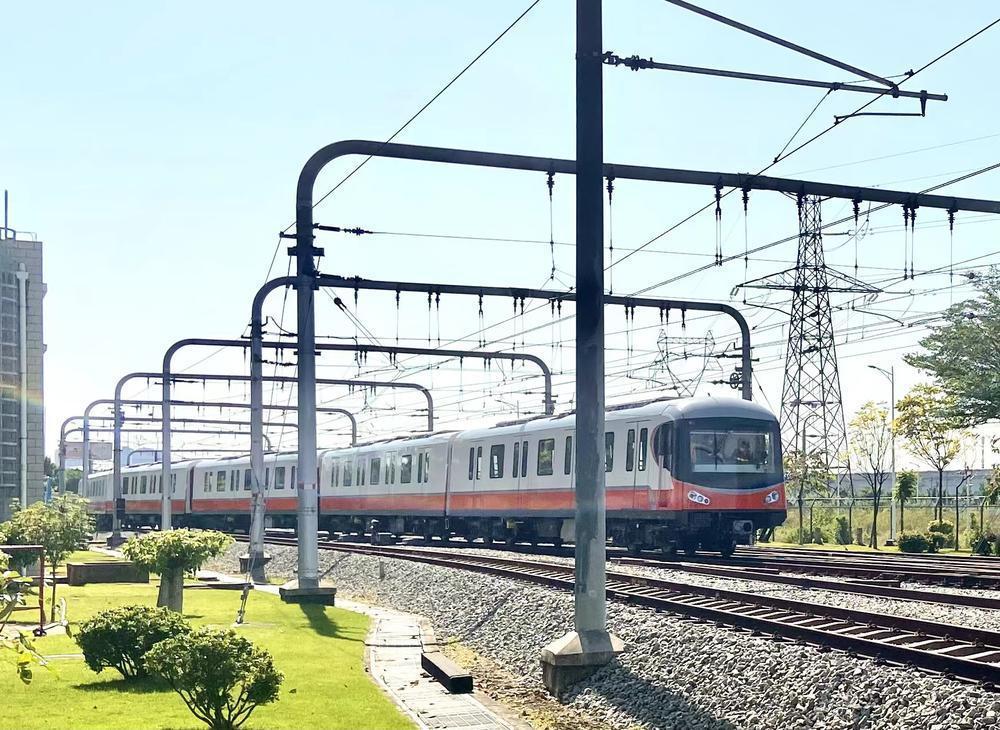 首度亮相广州地铁三号线东延段首列车提前到货