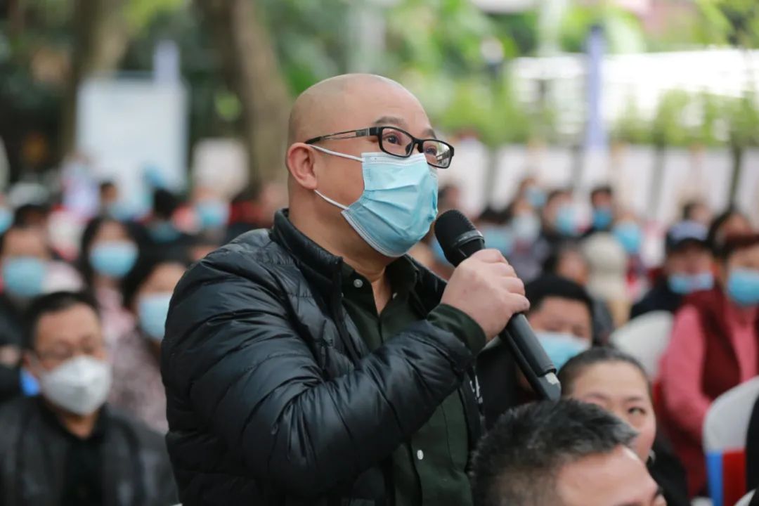 现场市民提问 华龙网-新重庆客户端 崔迪 摄