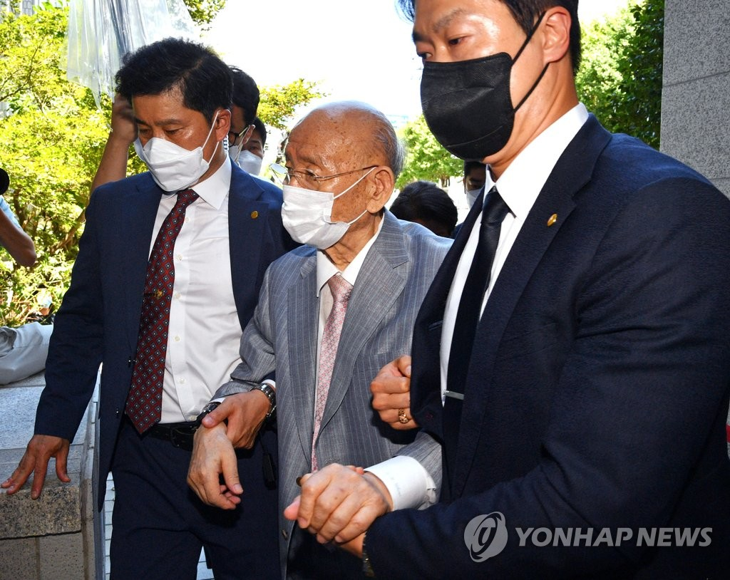 8月9日，在光州地方法院，韩国前总统全斗焕（中）出庭受审（图源：韩媒）