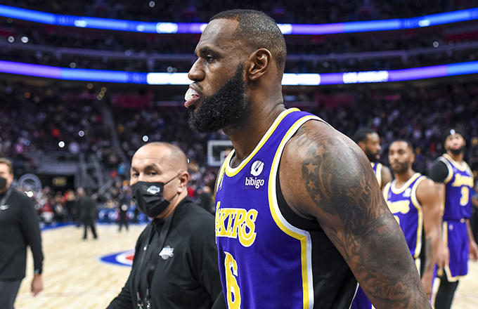 肘击斯图尔特面部 詹姆斯被联盟禁赛一场休闲区蓝鸢梦想 - Www.slyday.coM 肘击斯图尔特面部 詹姆斯被联盟禁赛一场休闲区蓝鸢梦想 - Www.slyday.coM