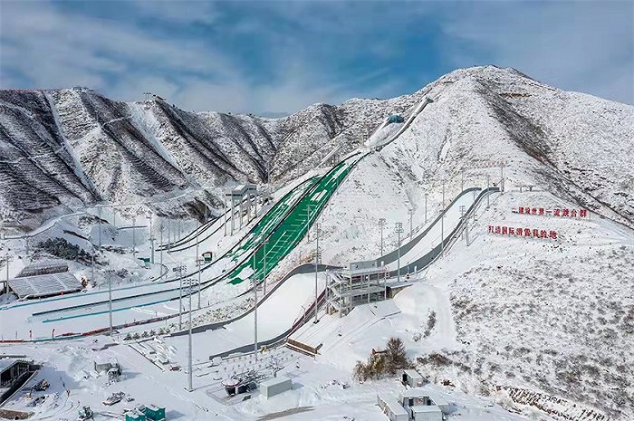 馆等多个冰雪运动场馆,并于2020年借势建设国家跳台滑雪训练科研基地