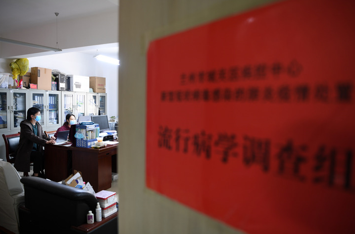 10月28日,在兰州市城关区疾病预防控制中心,流调工作人员通过电话了解确诊病例密接人员信息。(新华社记者范培珅 摄)
